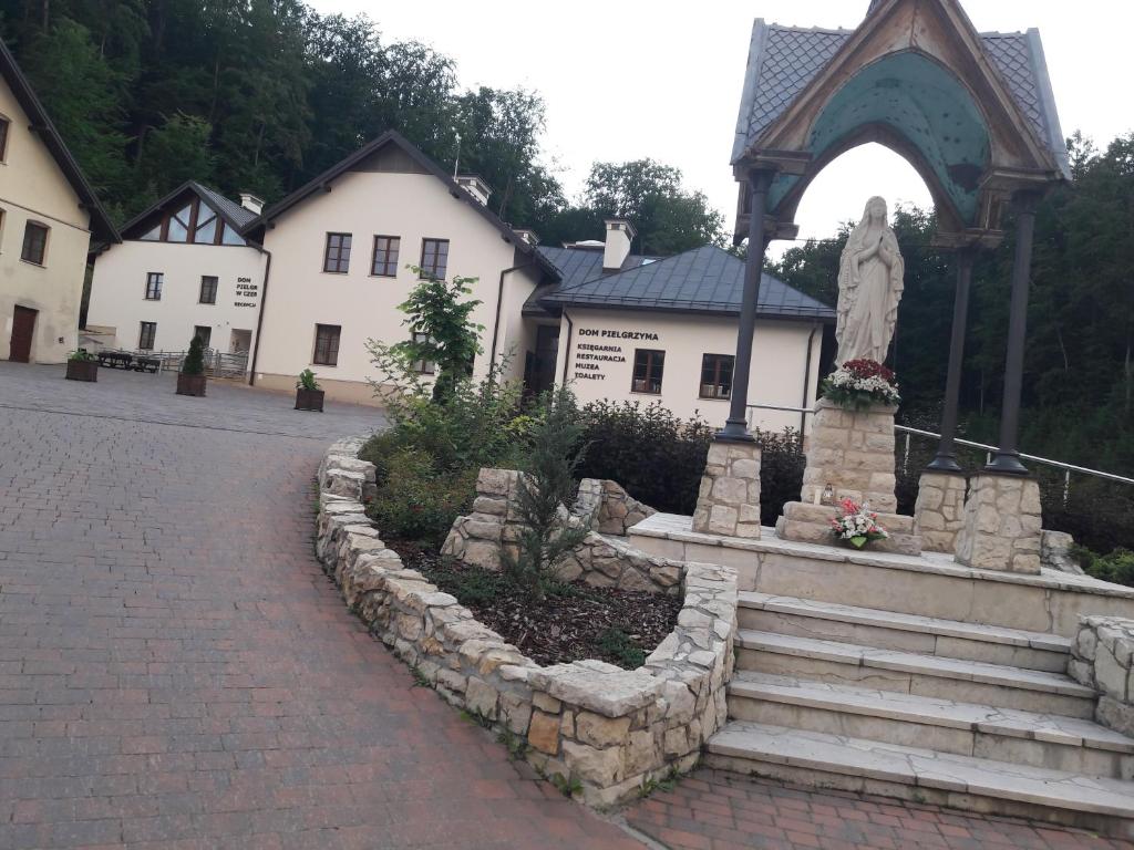 Dom Pielgrzyma KARMEL, place to stay near Krzeszowice station