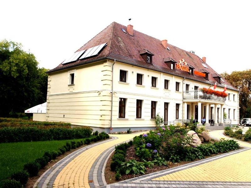 Hotel Świętoborzec, place to stay near Łobez station