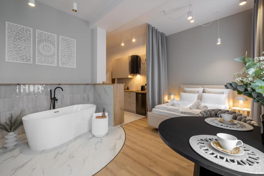 VIP Apartamenty BAST 143 TOP LOCATION - LUX z WANNĄ lub Bez Wanny do wyboru OFF Piotrkowska Stajnia Jednorożca HopaLupa ATLAS ARENA, place to stay near Łódź Żabieniec station