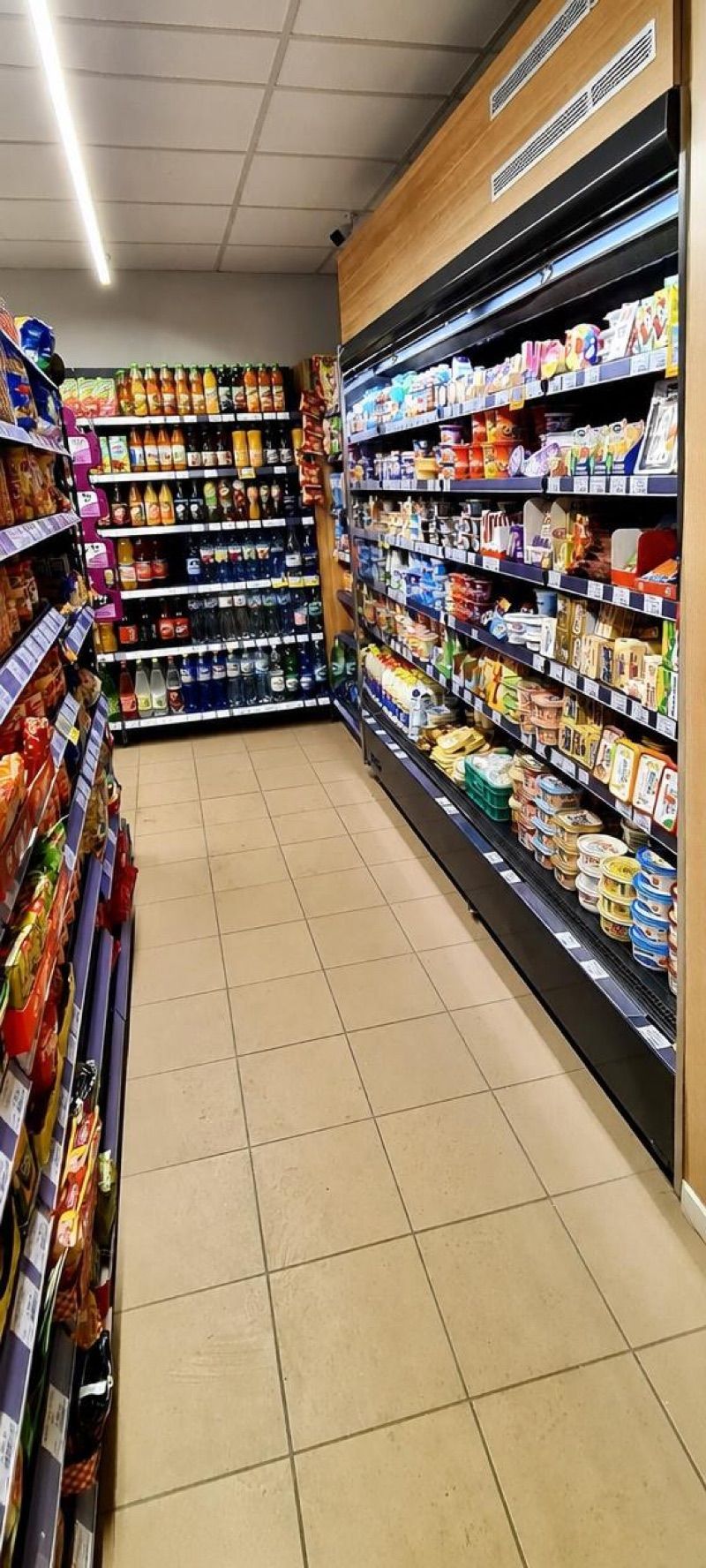 Lewiatan, sklep przy dworcu Międzylesie