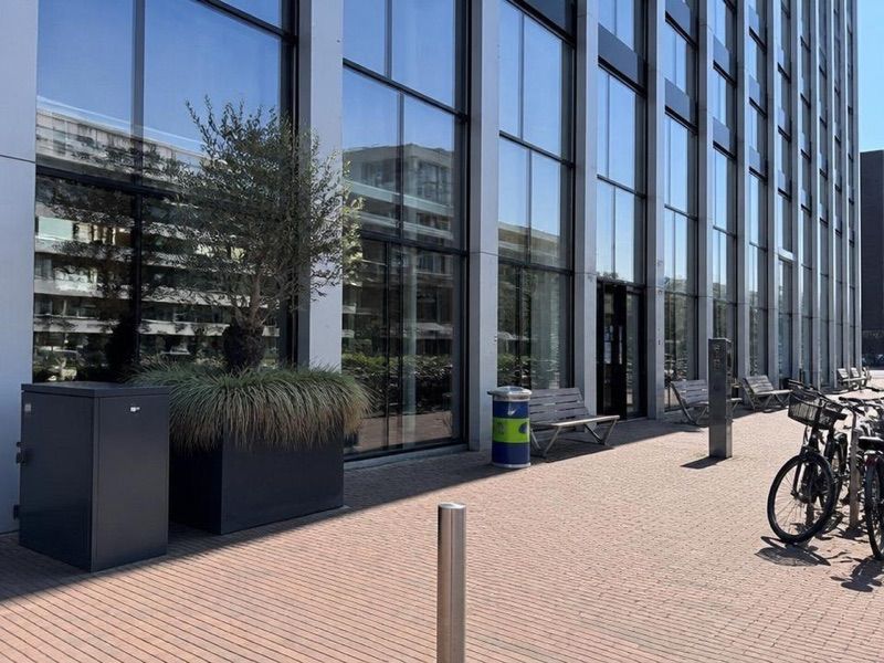 AH Bercylaan, sklep przy dworcu Amsterdam Centraal