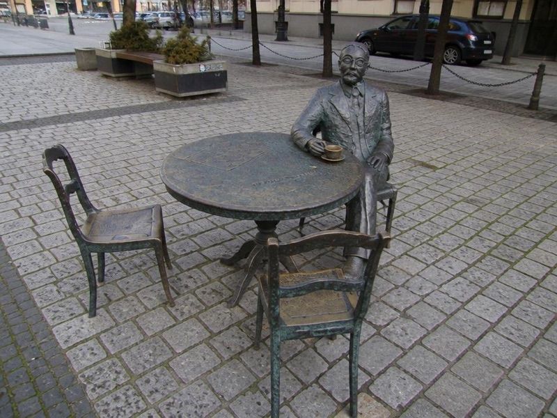 Stolik Burmistrza Rowińskiego, atrakcja w pobliżu dworca Ostrów Wielkopolski