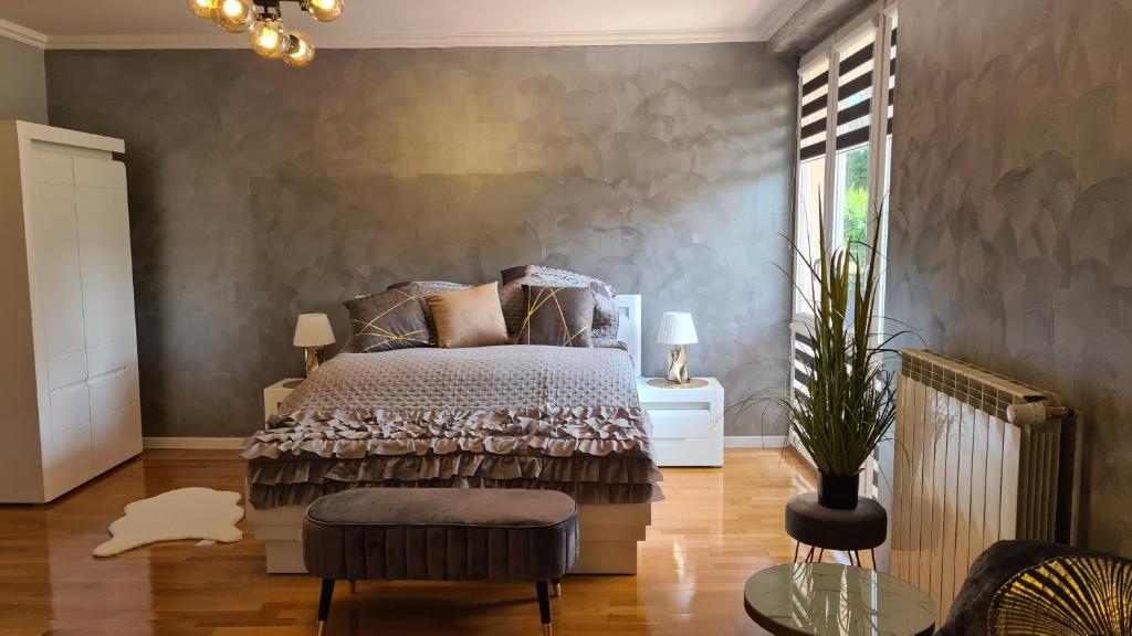 Apartament DeLuxe 2, place to stay near Oświęcim station