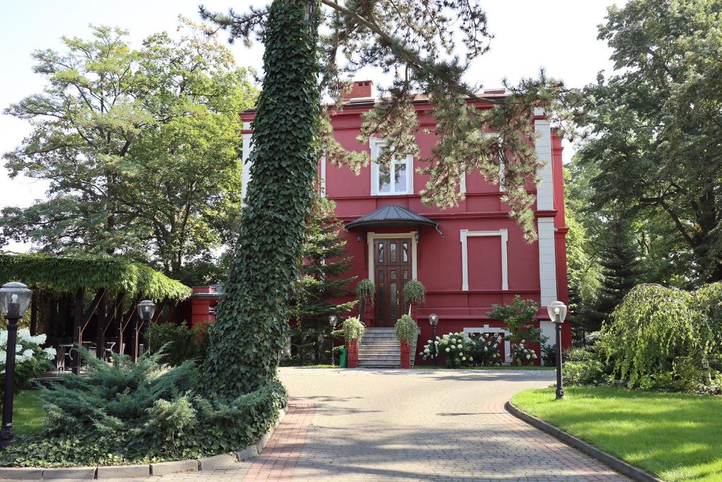 Willa Impresja Hotel i Restauracja, place to stay near Pabianice station