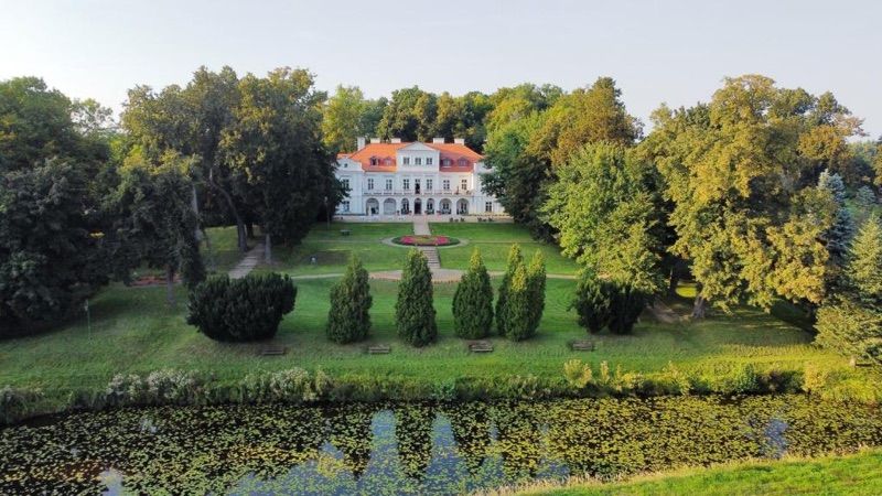 Dwór Zbożenna, place to stay near Przysucha station
