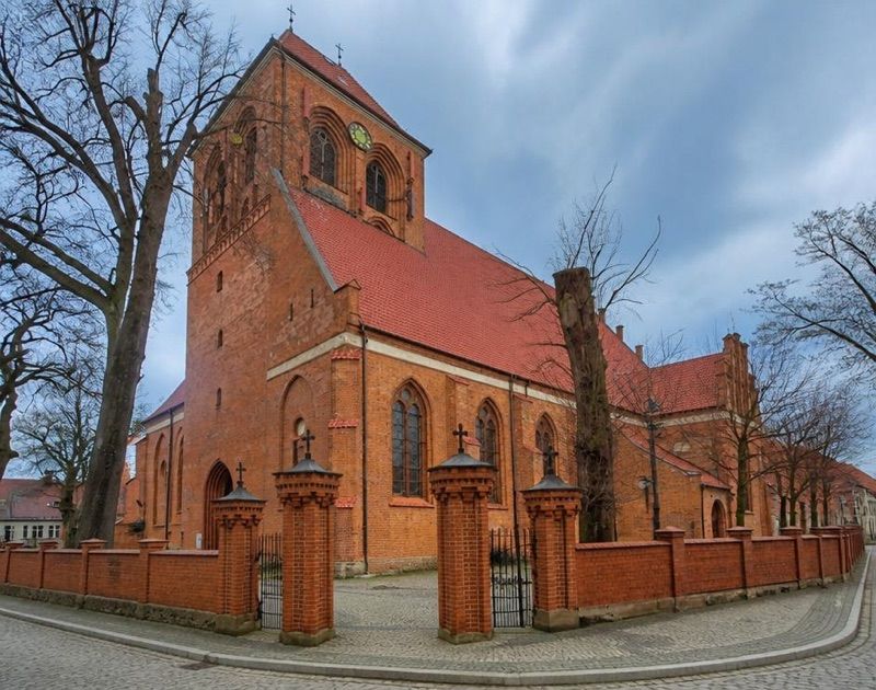 Kościół Fara Puck - Parafia Rzymskokatolicka św. Apostołów Piotra i Pawła, atrakcja w pobliżu dworca Puck