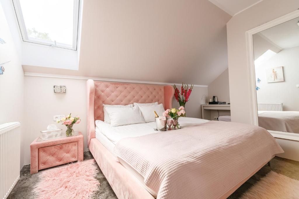 PALAC DABROWKA, place to stay near Rawicz station