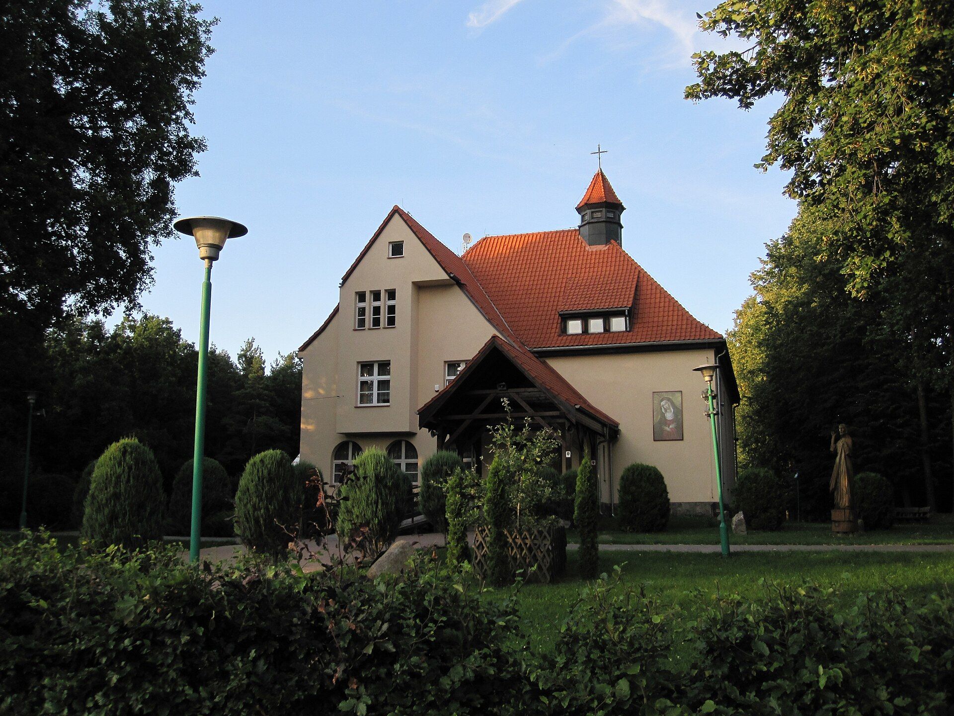 Kościół Matki Bożej Miłosierdzia, atrakcja w pobliżu dworca Ruciane-Nida