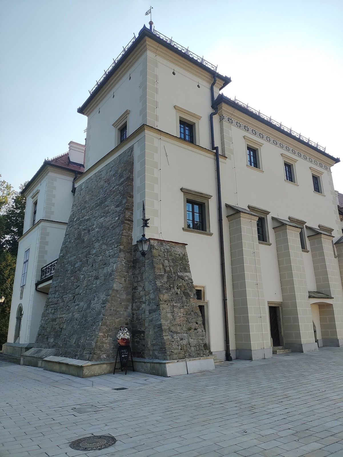 Muzeum Miejskie Suchej Beskidzkiej, atrakcja w pobliżu dworca Sucha Beskidzka Zamek