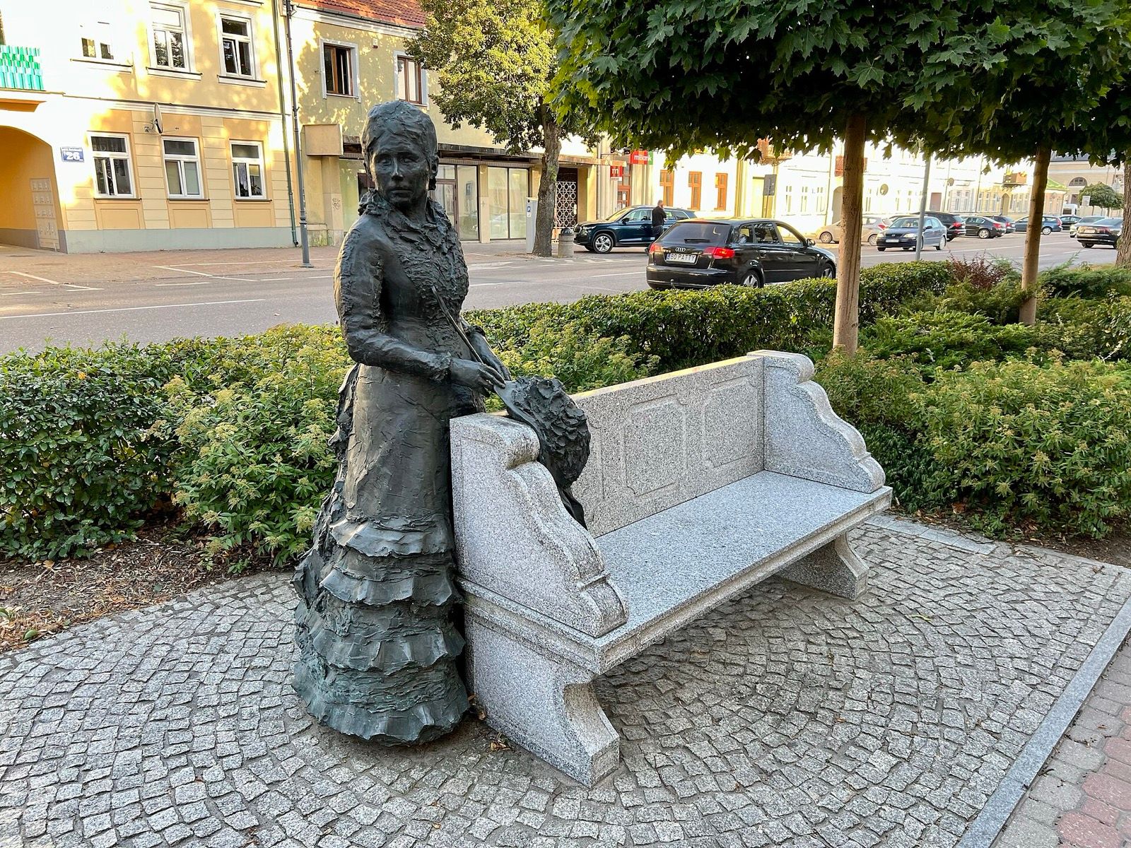 Ławeczka Marii Konopnickiej, atrakcja w pobliżu dworca Suwałki