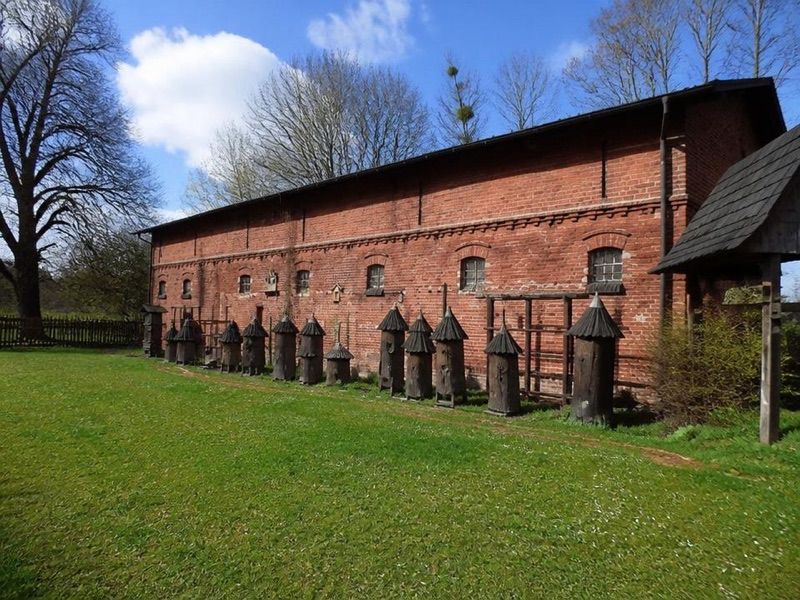 Skansen i Muzeum Pszczelarstwa im. prof. R. Kosteckiego w Swarzędzu, atrakcja w pobliżu dworca Swarzędz