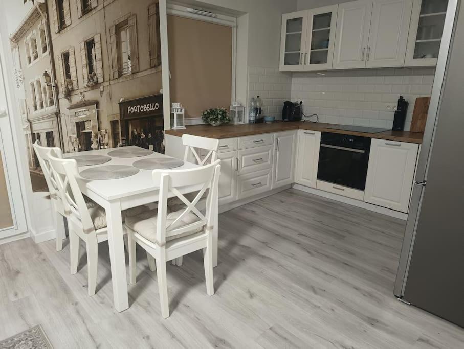 Apartament pod Złotym Bocianem, place to stay near Świdnica Miasto station