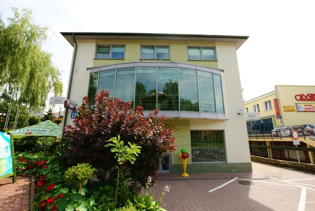 Hotel Finezja, place to stay near Świdnik Miasto station