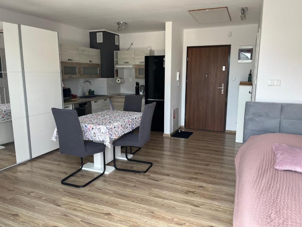 Studio Green, place to stay near Świebodzice station