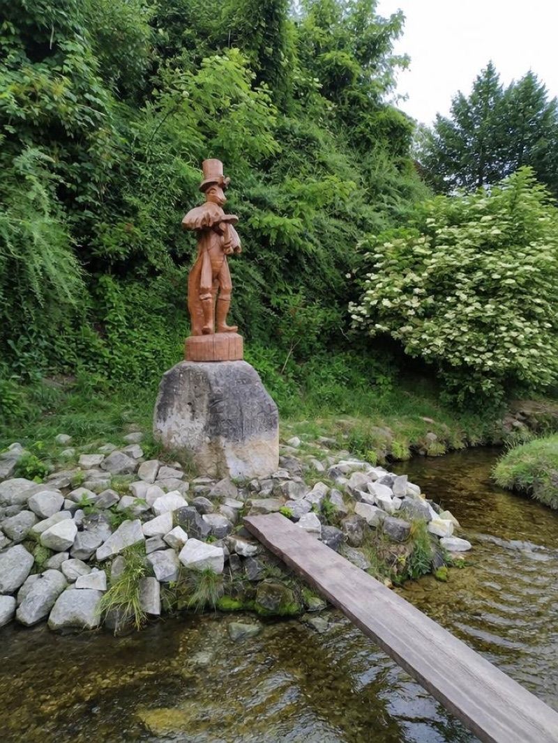Pomnik Chrząszcza (nad Wieprzem), atrakcja w pobliżu dworca Szczebrzeszyn
