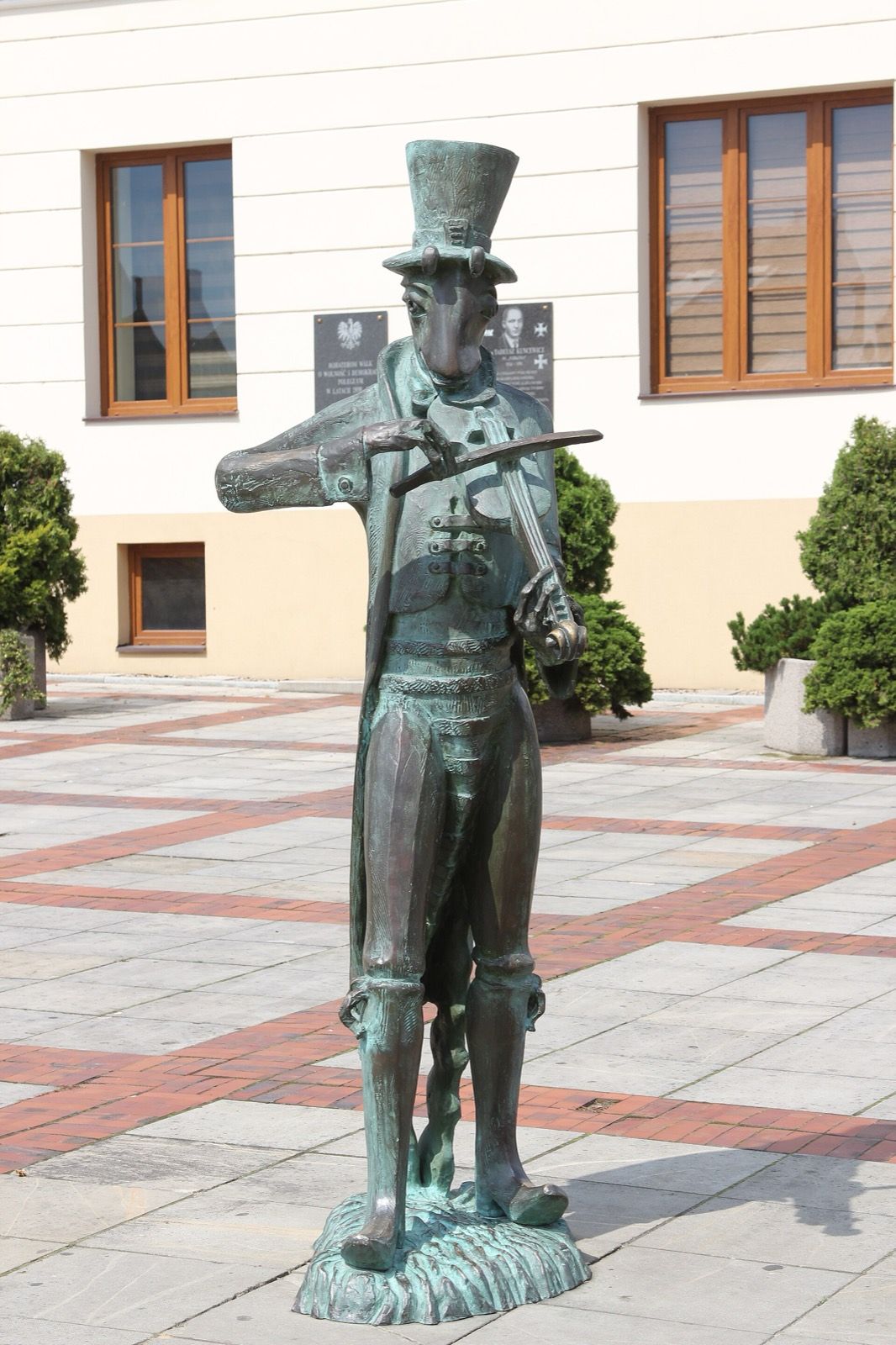Pomniki Chrząszcza w Szczebrzeszynie, atrakcja w pobliżu dworca Szczebrzeszyn