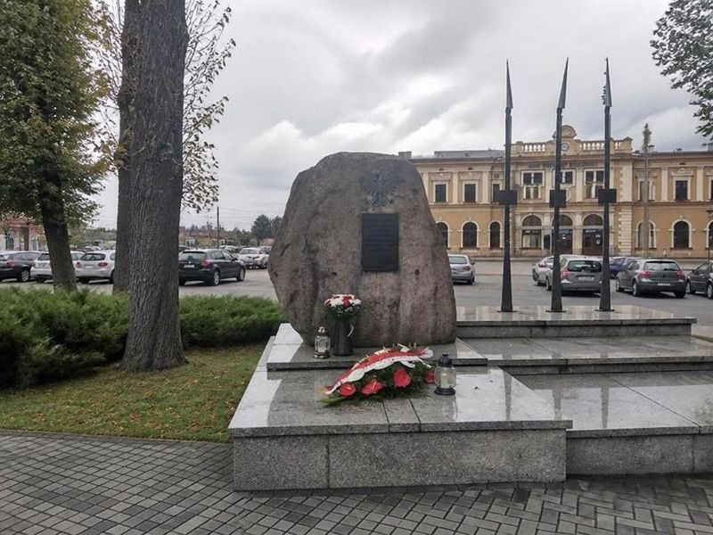 Głaz ku czci Kolejarzom Tarnogórskim, atrakcja w pobliżu dworca Tarnowskie Góry