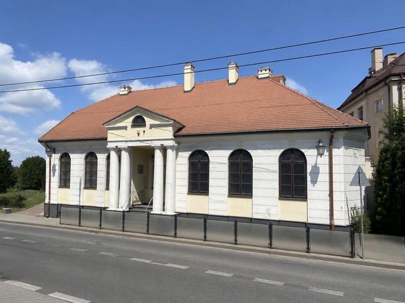 Gminna Instytucja Kultury "Dworek na Długiej", atrakcja w pobliżu dworca Warka