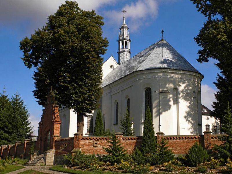 Parafia Rzymskokatolicka Świętego Mikołaja Biskupa w Warce, atrakcja w pobliżu dworca Warka