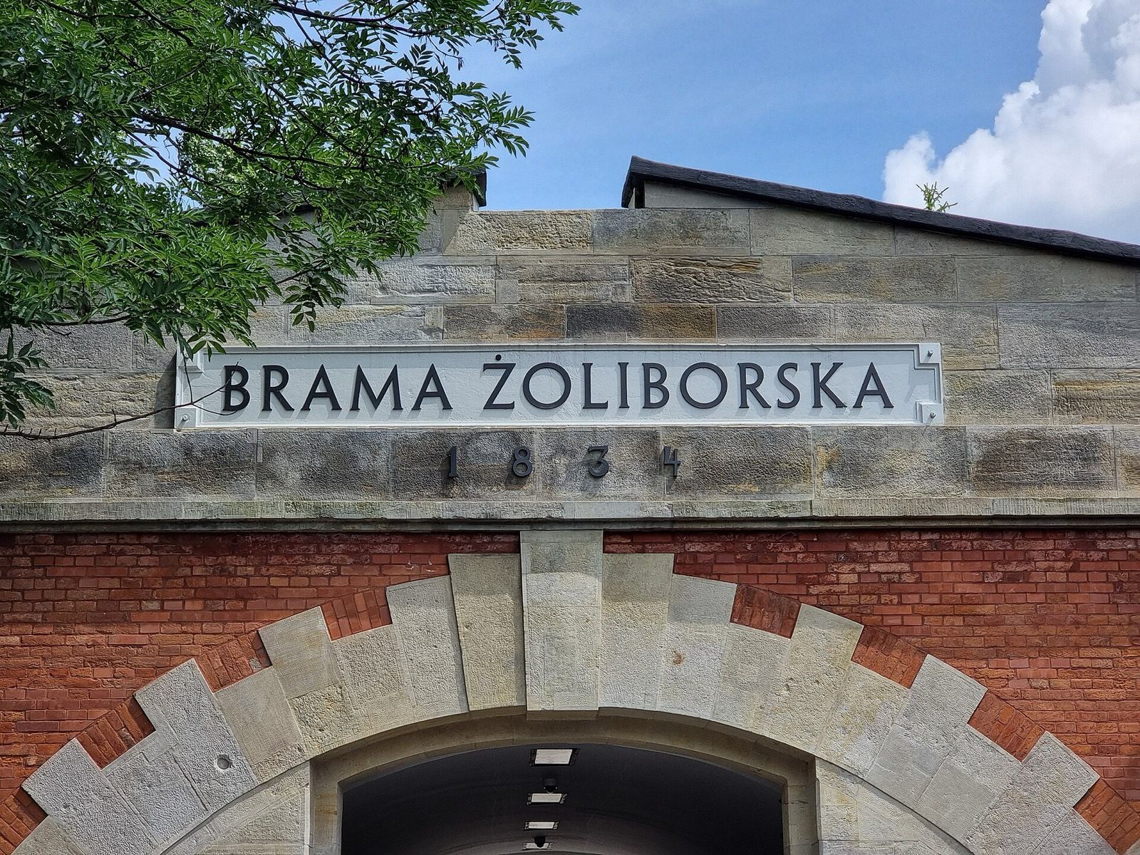 Brama Żoliborska (d. Wrota Konstantynowskie), atrakcja w pobliżu dworca Warszawa Gdańska