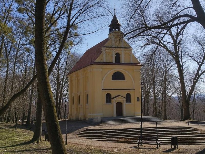 Kościół Rzymskokatolicki Pw. Trzech Krzyży, atrakcja w pobliżu dworca Wejherowo