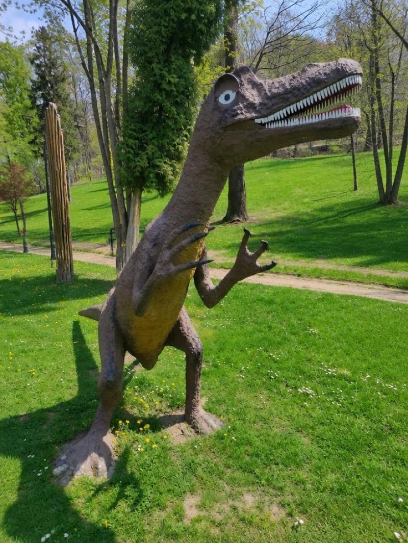 Dinozaury - ekspozycja dinozaurów, atrakcja w pobliżu dworca Ziębice