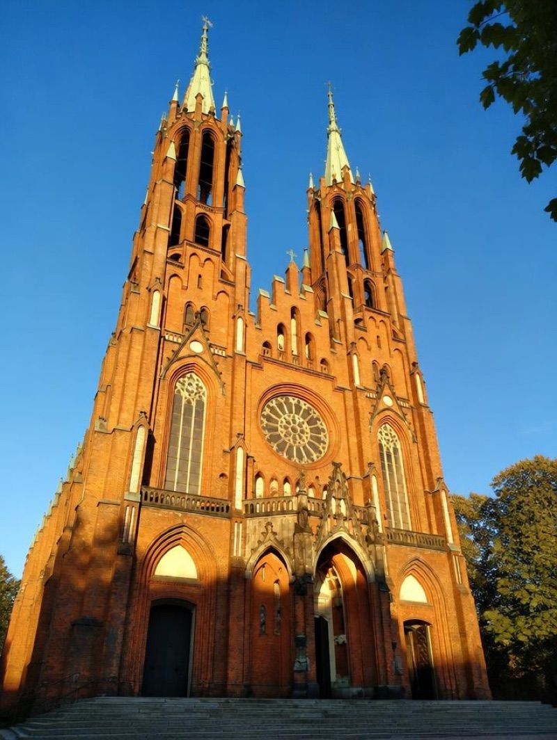 Parafia p.w. Matki Bożej Pocieszenia, atrakcja w pobliżu dworca Żyrardów