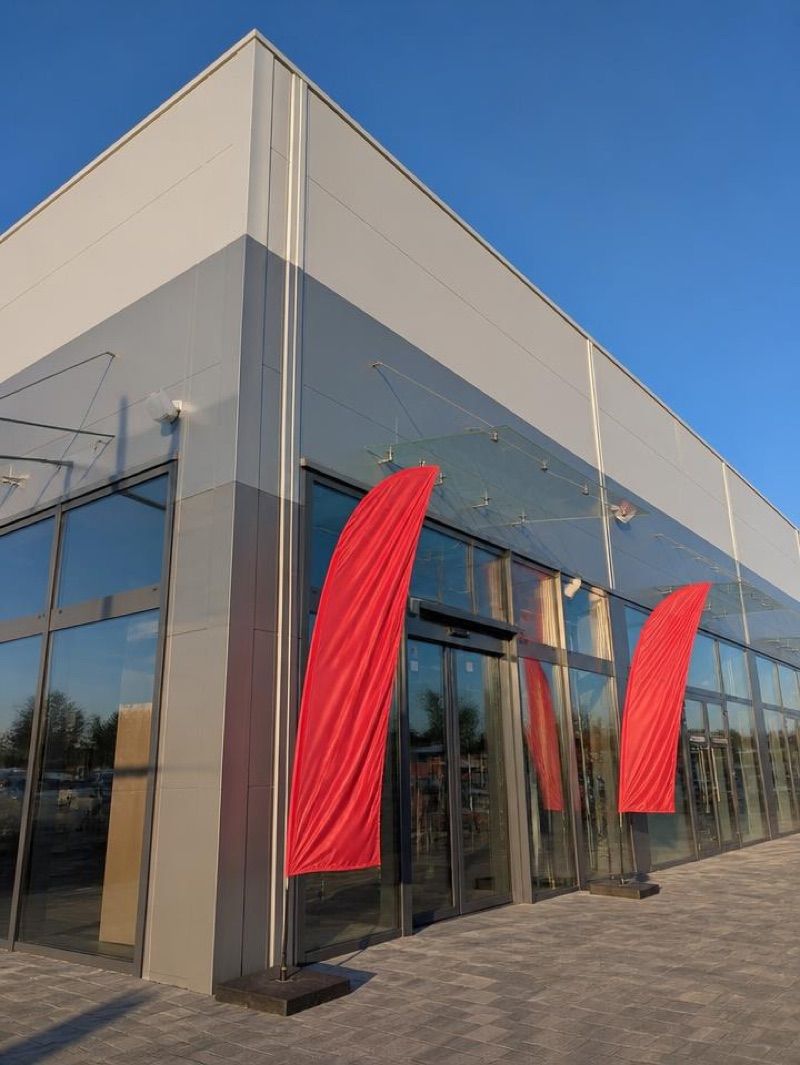 Auchan Supermarket, sklep przy dworcu Żyrardów